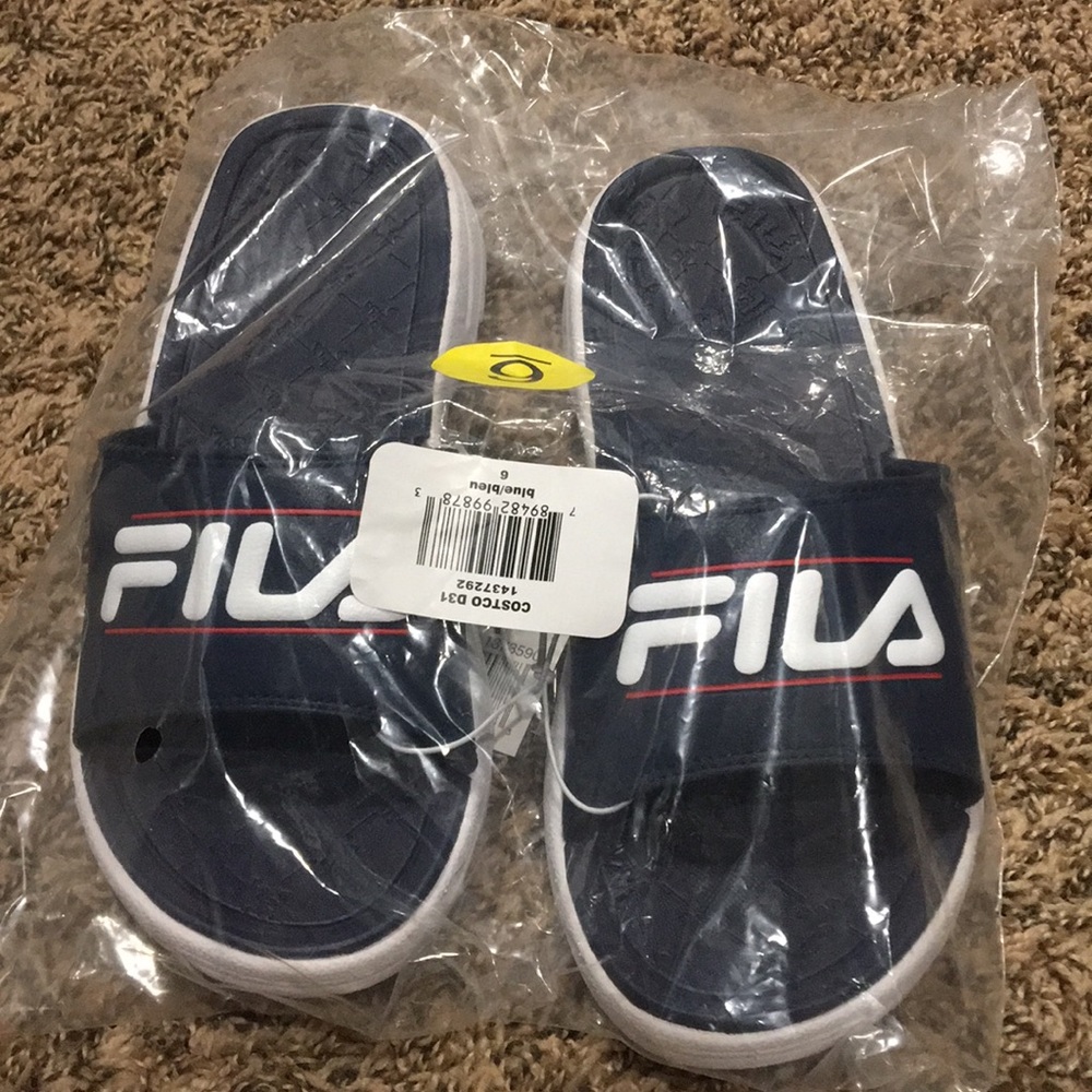 💠 Navy blue Fila slides NWT